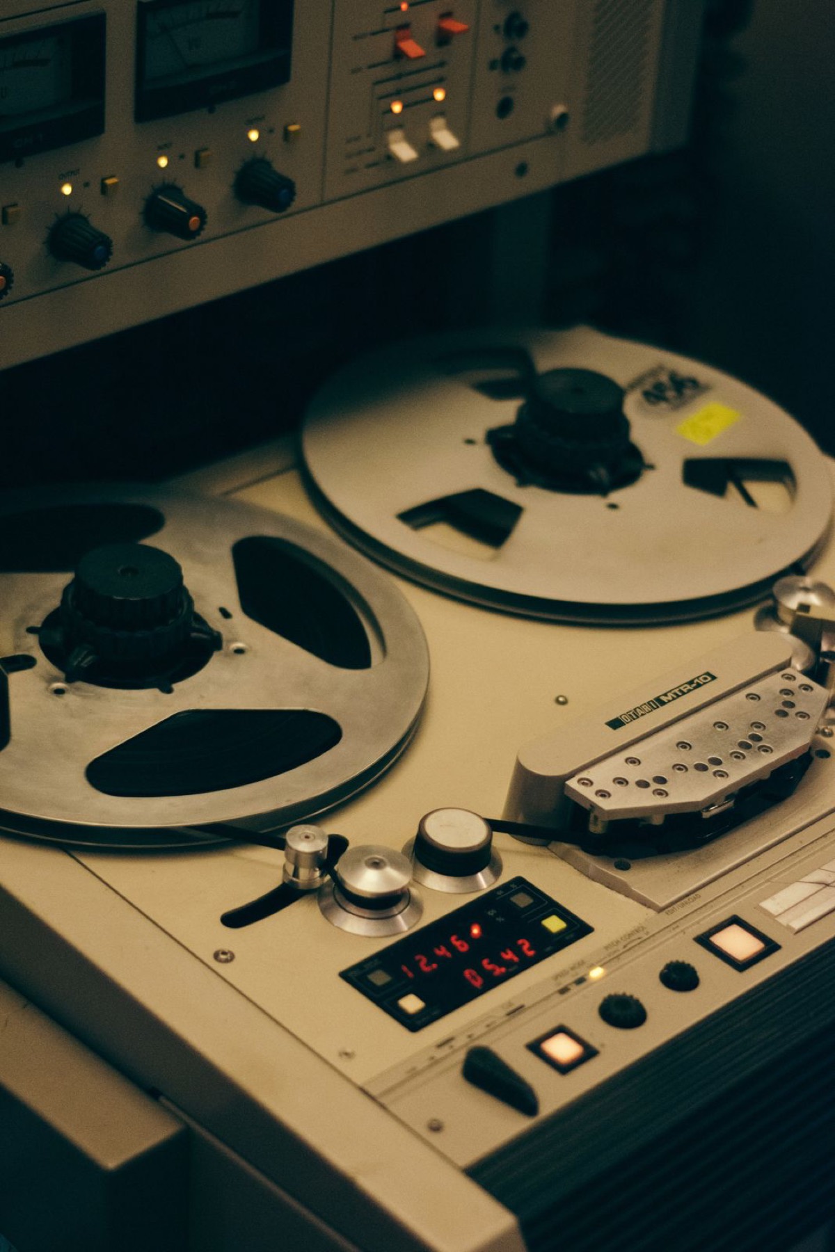 Analoge Bandmaschine mit laufenden Bandspulen